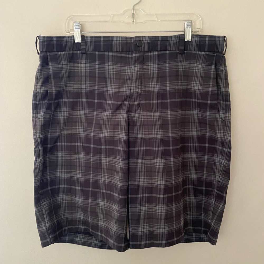 Nike golf tour performance men’s Dri-Fit Golf Shorts. Gray plaid.. Sz 38.
